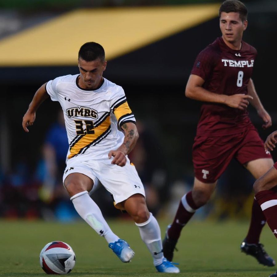 Cesare Marconi con la maglia di UMBC, studente atleta in NCAA Division I