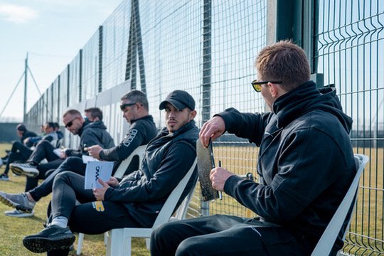 Gli allenatori dei college americani a bordo campo a uno YWC Showcase